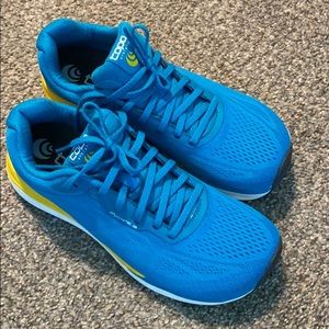 Topo athletic fli lyte 3 running shoes.